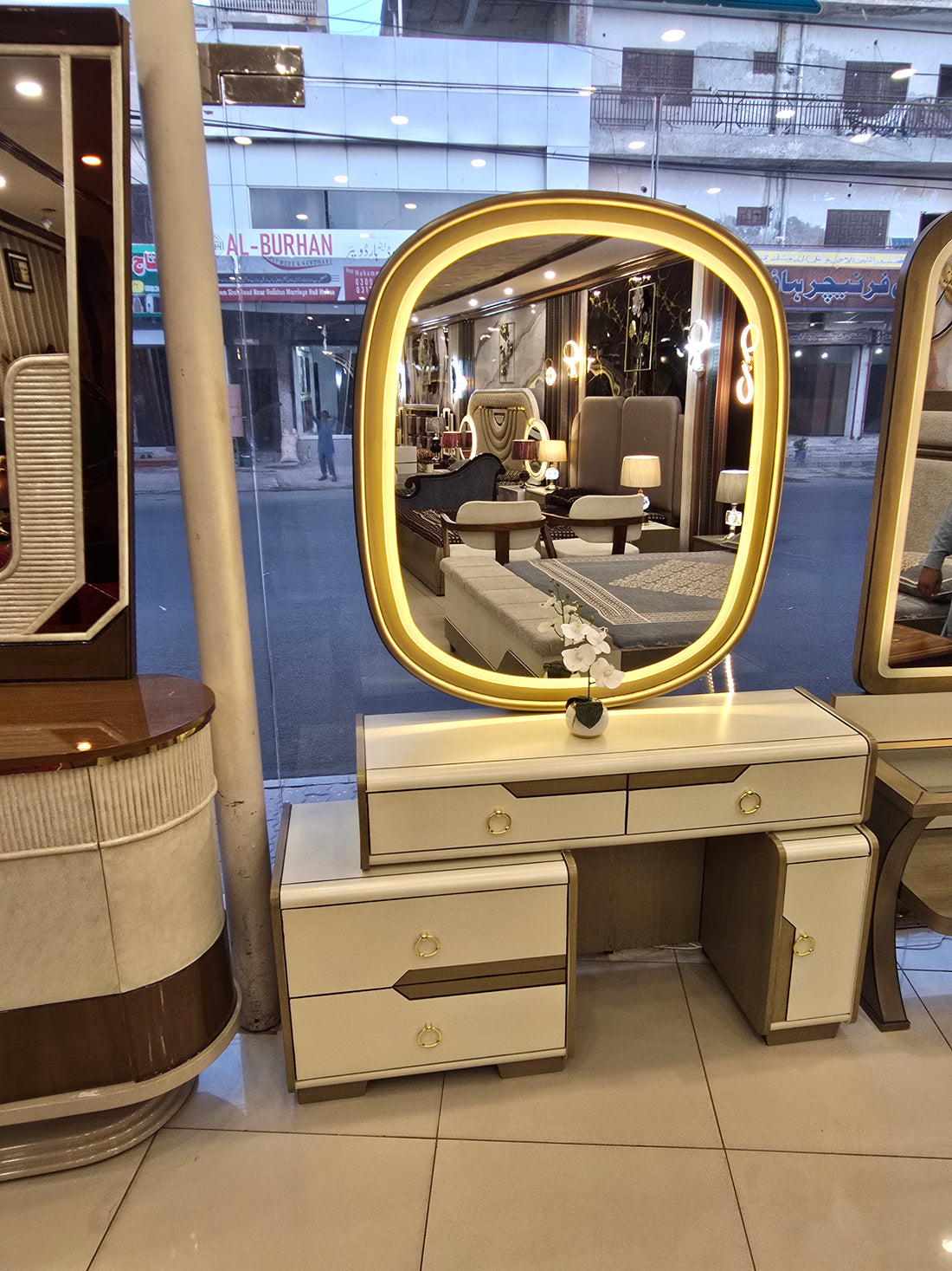 Luxury LED Capsule Mirror Dressing Table