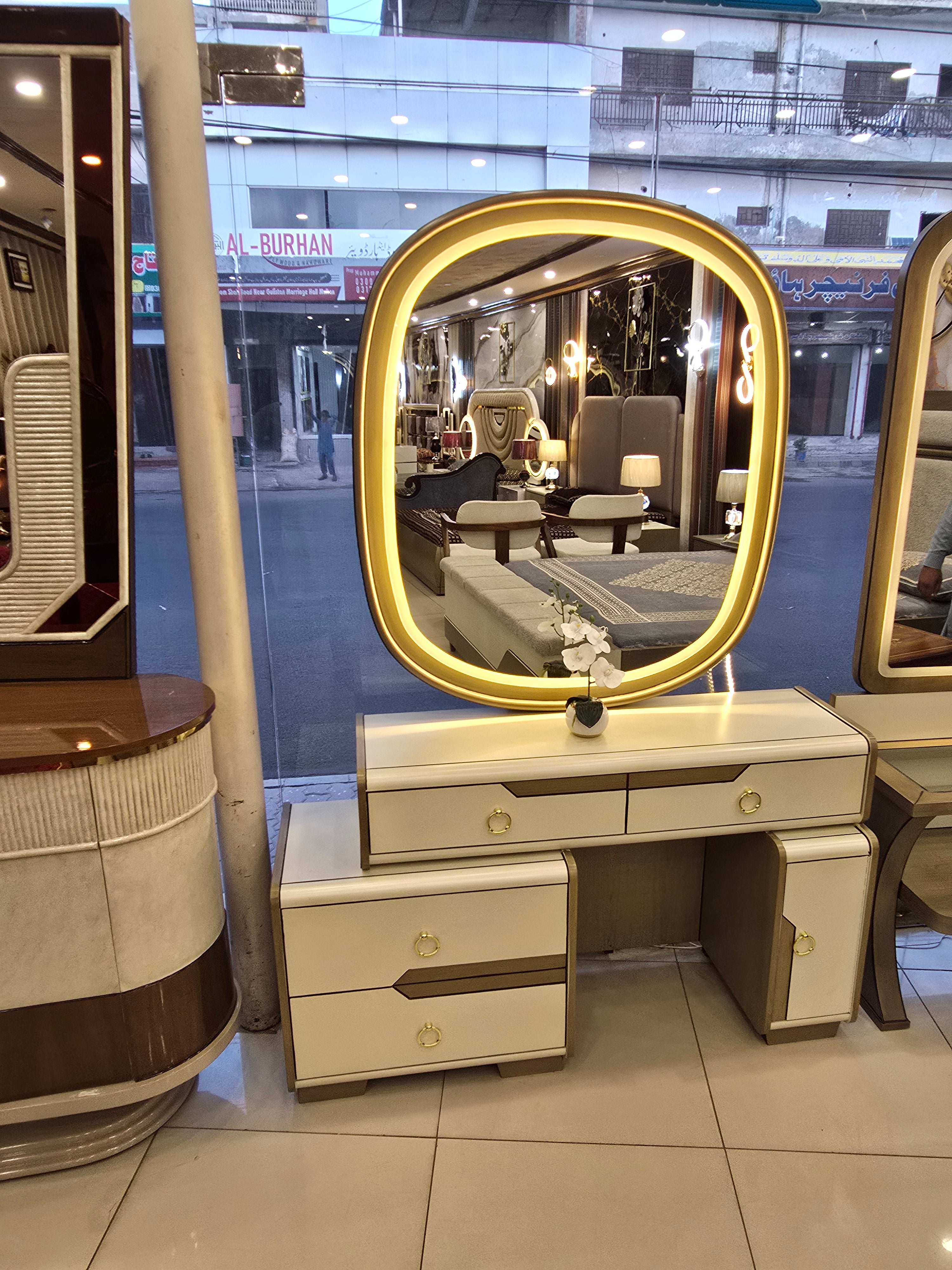 Luxury LED Capsule Mirror Dressing Table