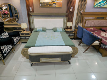 Luxury Arabic Bedroom Furniture Set with Designer Round Mirror Dressing Table