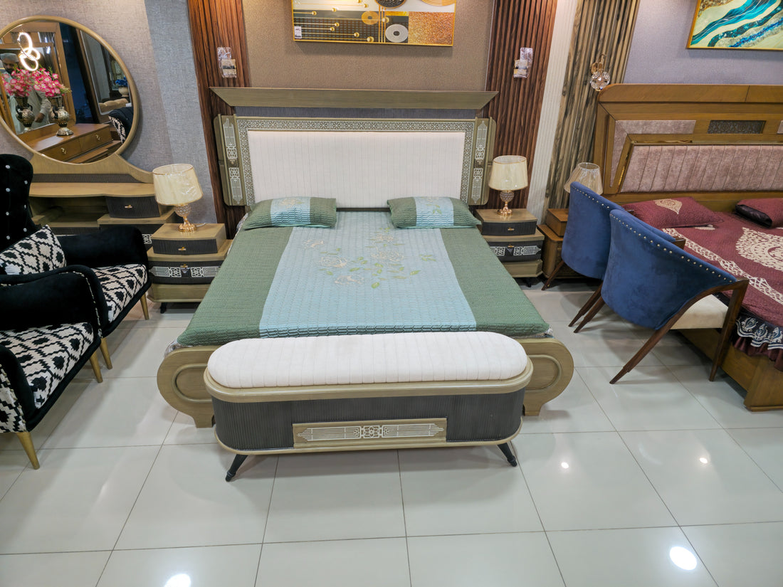 Luxury Arabic Bedroom Furniture Set with Designer Round Mirror Dressing Table