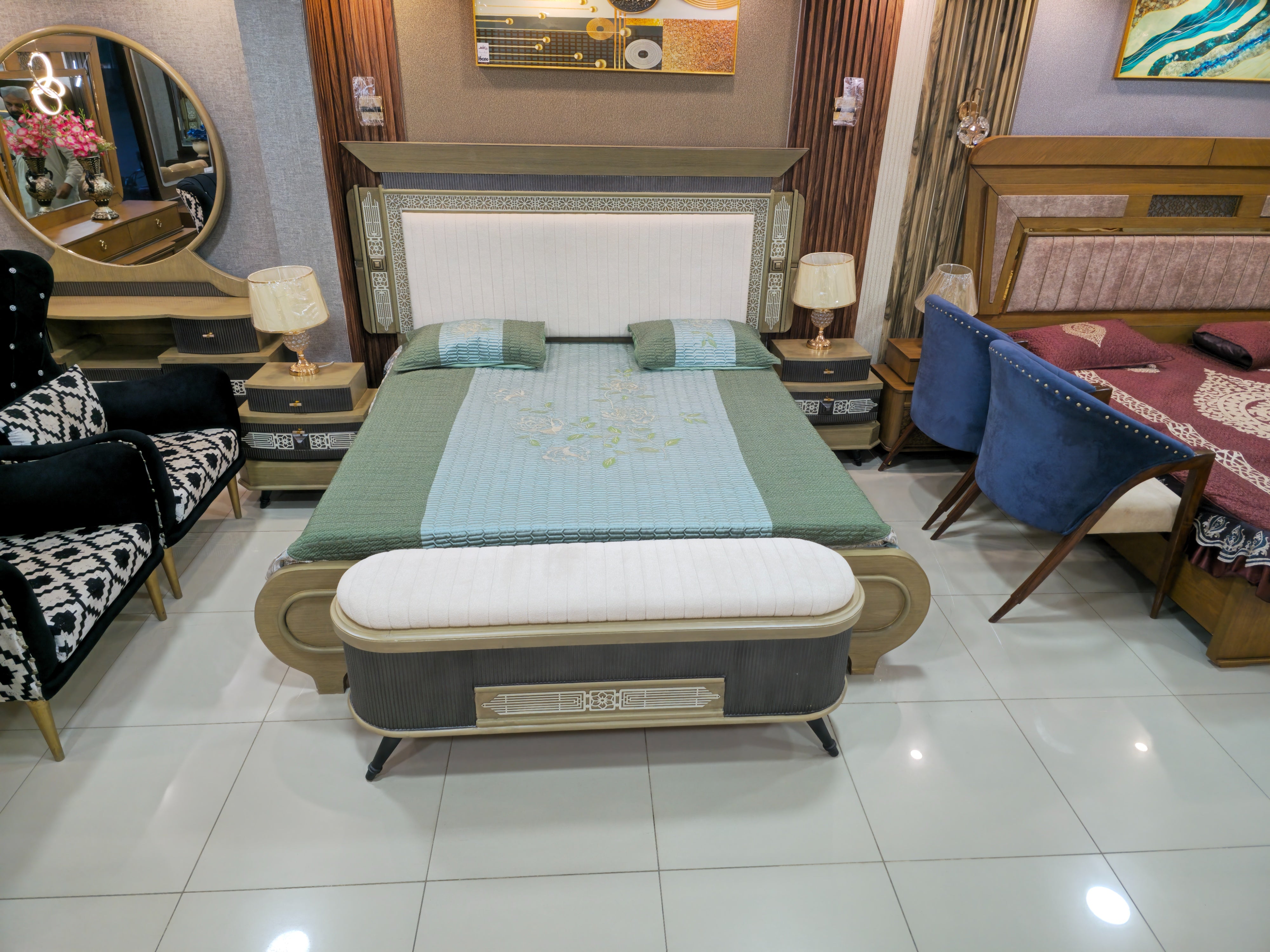 Luxury Arabic Bedroom Furniture Set with Designer Round Mirror Dressing Table
