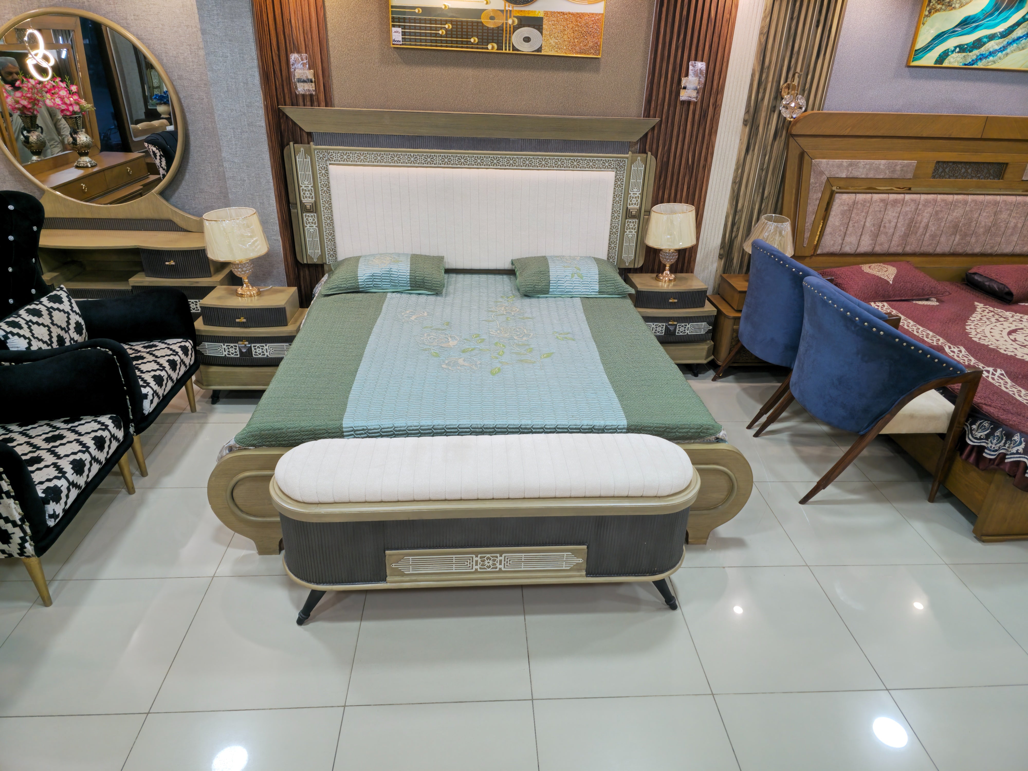 Luxury Arabic Bedroom Furniture Set with Designer Round Mirror Dressing Table