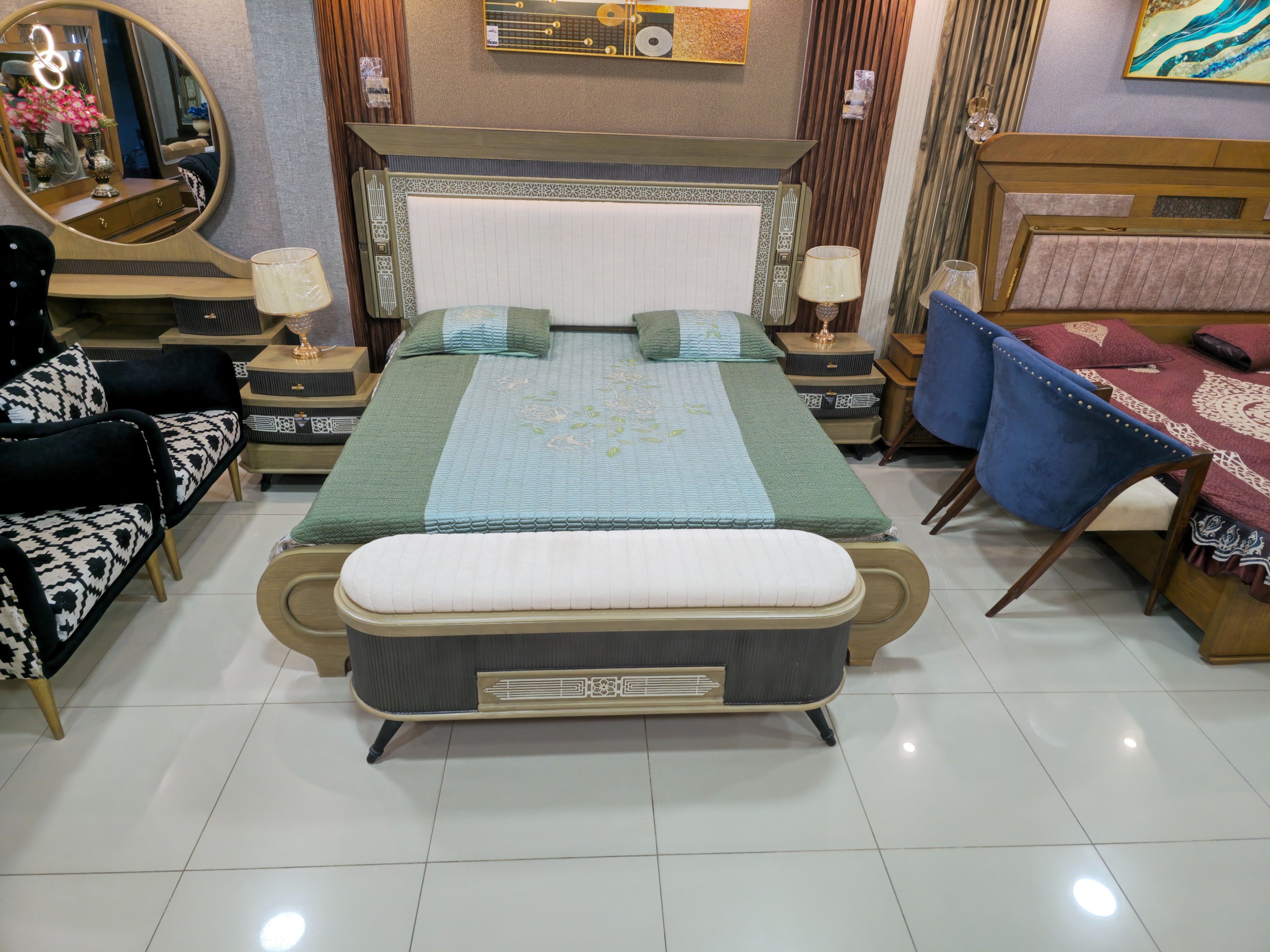 Luxury Arabic Bedroom Furniture Set with Designer Round Mirror Dressing Table