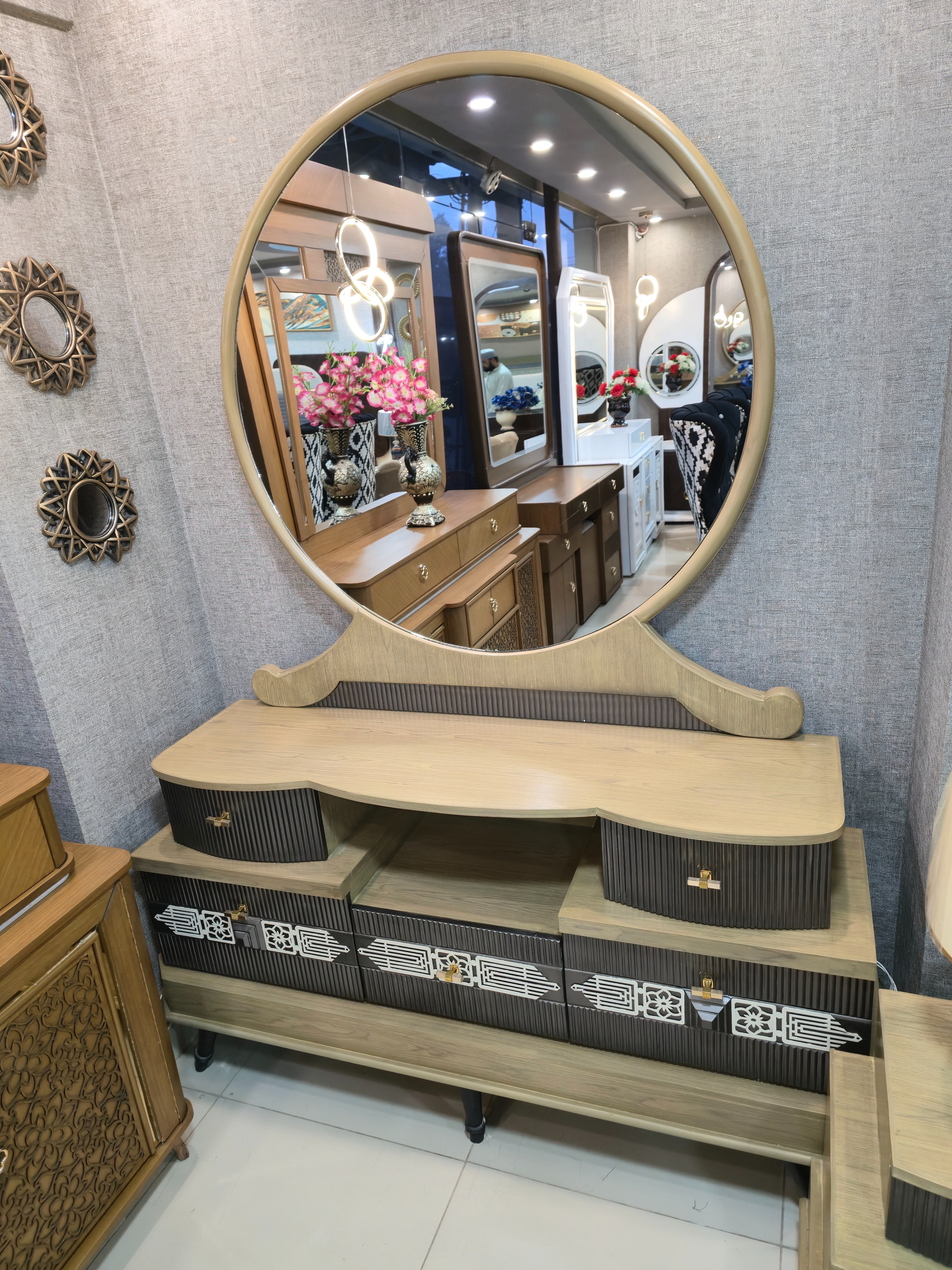 Luxury Arabic Bedroom Furniture Set with Designer Round Mirror Dressing Table