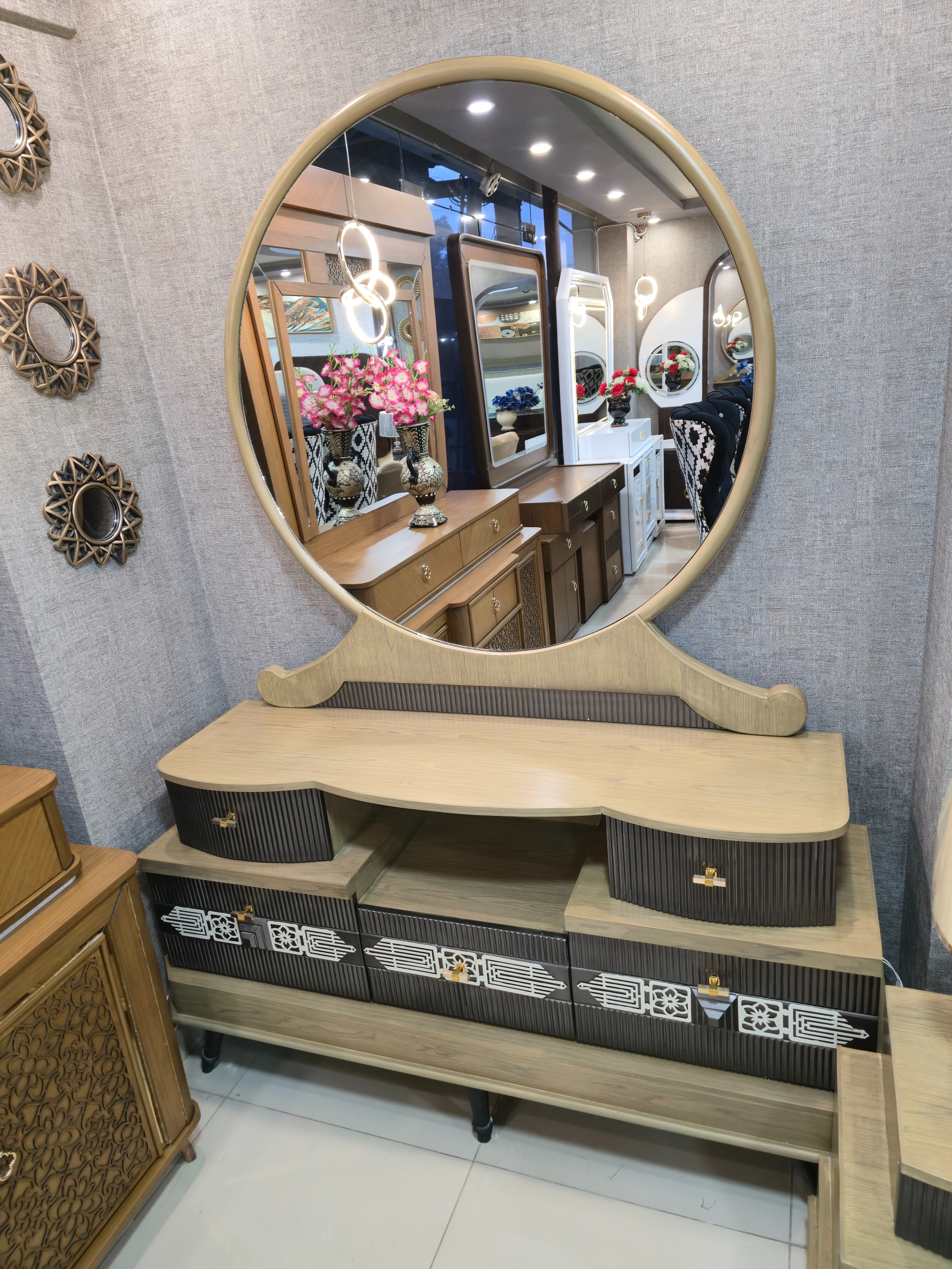 Luxury Arabic Bedroom Furniture Set with Designer Round Mirror Dressing Table