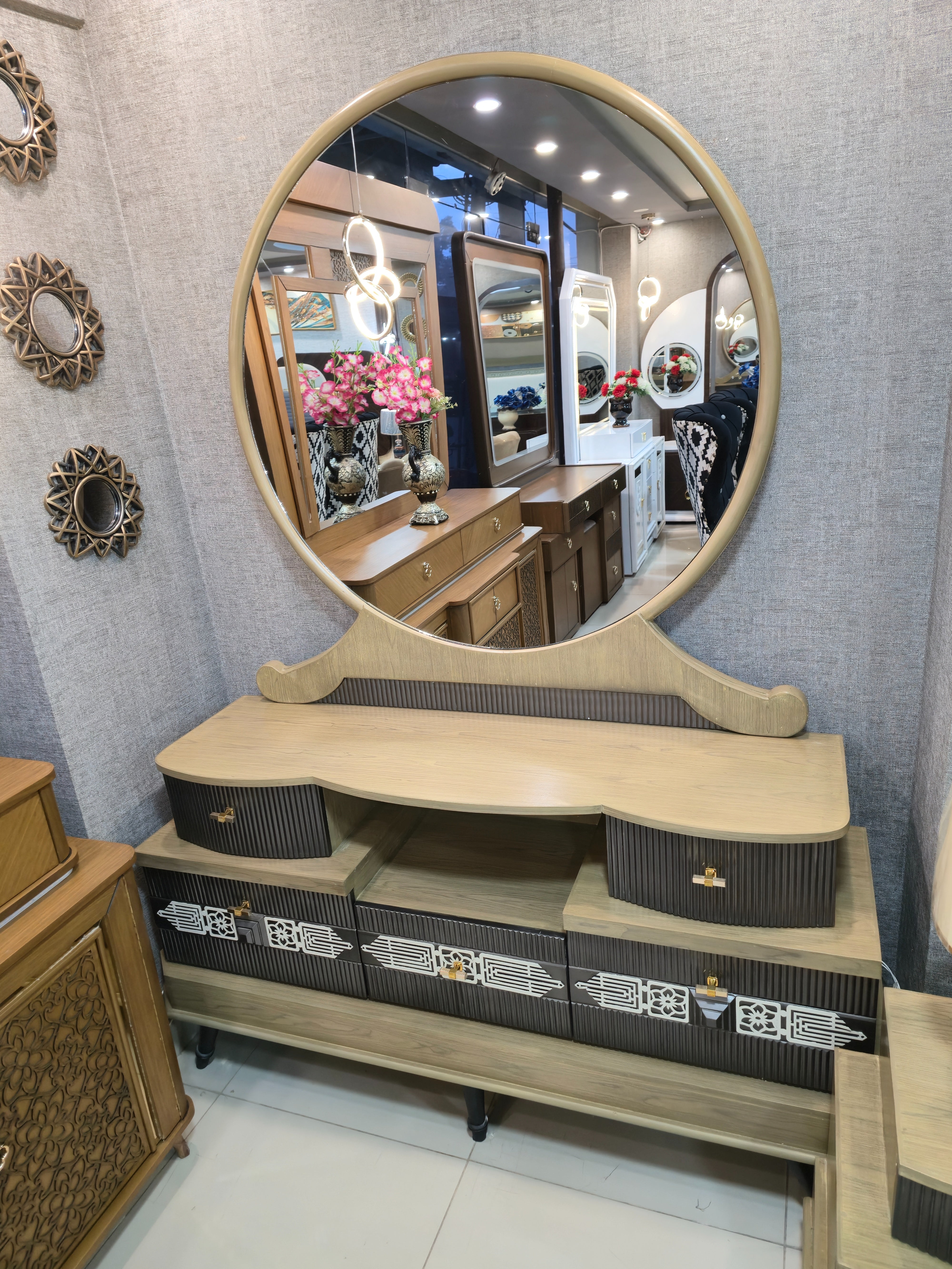Luxury Arabic Bedroom Furniture Set with Designer Round Mirror Dressing Table