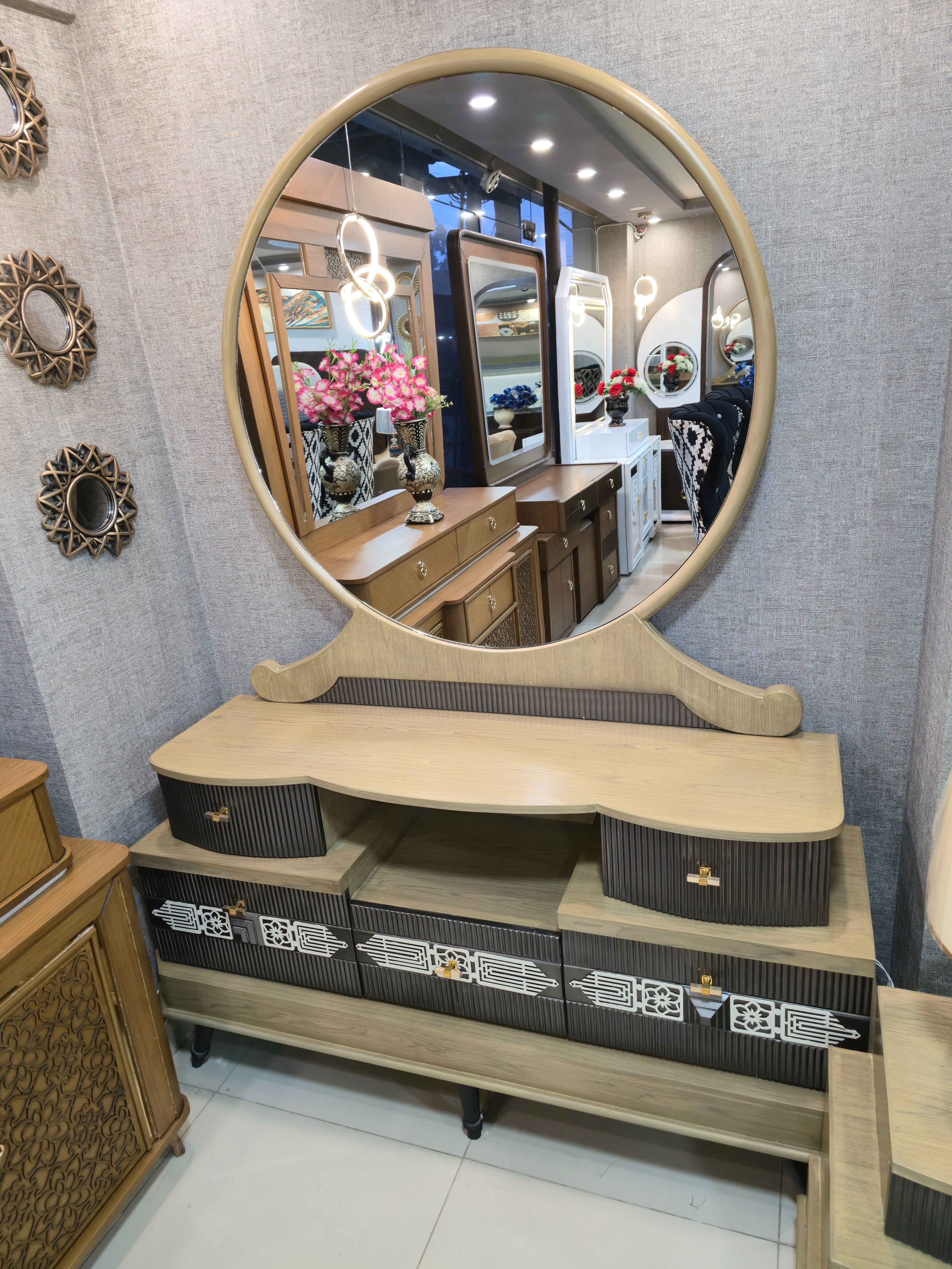 Luxury Arabic Bedroom Furniture Set with Designer Round Mirror Dressing Table