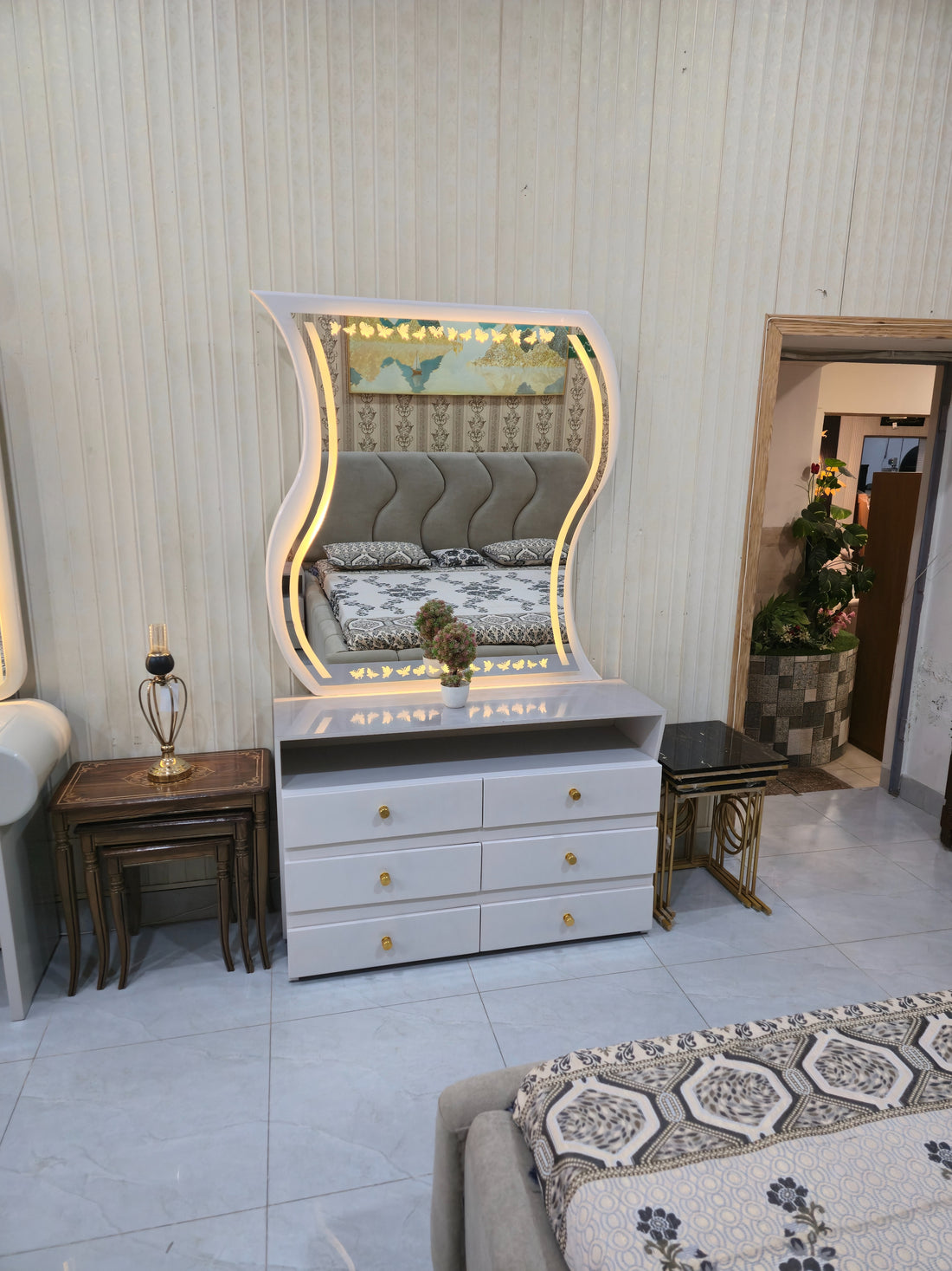 Luxury Bedroom Set – Modern Wavy LED Dressing Table