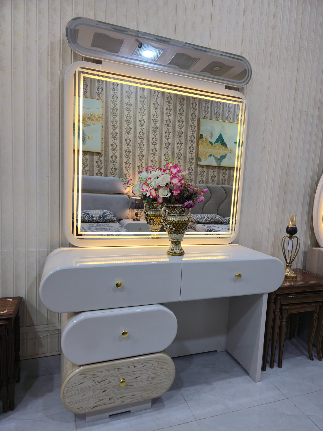 Capsule Bubble Bedroom Set – Modern Rounded LED Mirror Vanity Suite